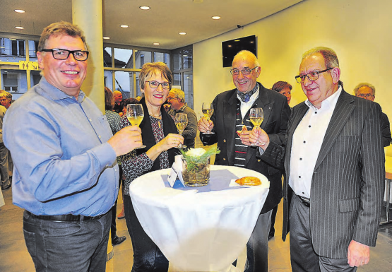 Prosit Neujahr in Beinwil am See: Gemeindeammann Peter Lenzin und seine MitbürgerInnen (von rechts) Peter Amacher, Gunhild Geiger und Beat Vetter in Apérostimmung. (Bilder: msu.)