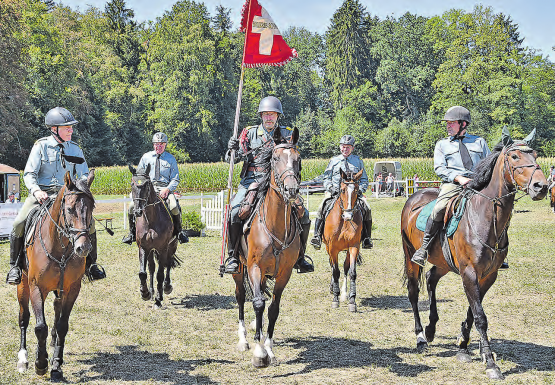 Nahmen seit Jahren an der Springkonkurrenz Seon teil: Die Equipe Schwadron 1972 im Kavalleristen-Outfit. (Bilder: aw.)