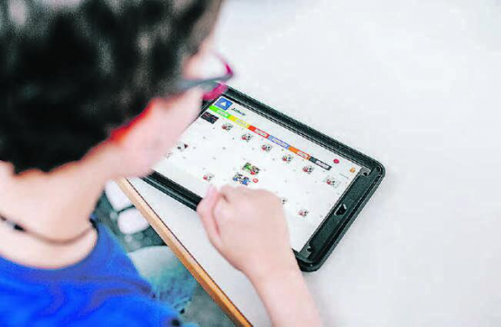 Hilfsmittel und Schulungen helfen beim Umsetzen: Auch die Heilpädagogischen Schulen der Stiftung Schürmatt folgen im neuen Schuljahr dem Lehrplan 21. (Bild: zVg.)