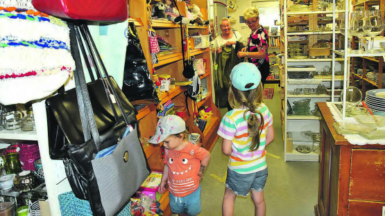 Noch sind die Gestelle voll: Die zahlreiche Kundschaft hatte noch jede Möglichkeit zum Kramen. (Bilder: st.)