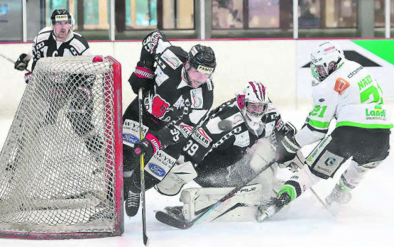 Gemeinsam hielten auch sie den Kasten lange dicht: Verteidiger Denis Zogg und Torhüter Brian Stucki hindern Prättigaus Marc Näf beim Torschuss. (Bilder: rc.)