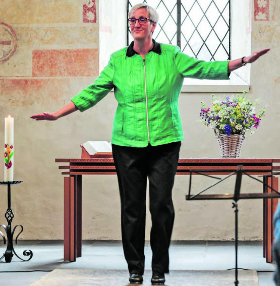 Überraschte mit Steppeinlage: die frisch eingesetzte Unterkulmer Pfarrerin Ruth Schäfer. (Bilder: dr.)
