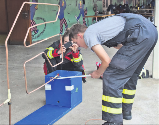 Die erste Hürde wird genommen: Wehe, wenn da der Akteur ins Zittern gerät. (Bilder: st.)