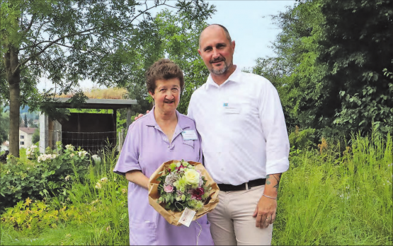 Hans Schweizer (Geschäftsleiter) bedankte sich bei der langjährigen Mitarbeiterin Barbara Wehrli für ihre Treue zum Falkenstein und wünschte ihr alles Gute zur Pensionierung. (Bilder: zVg.)