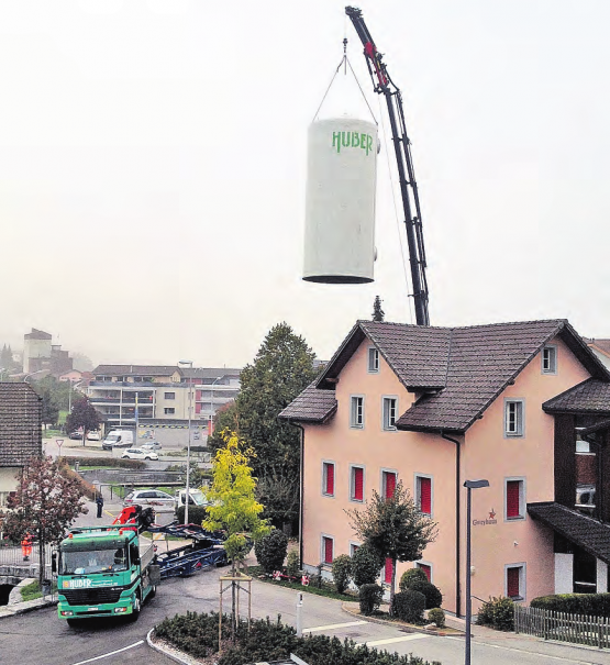 Spektakulär: In Rickenbach wurde das Salzsilo über das Gweyhuus hinweg im ehemaligen Werkhofmagazin eingebaut. (Bild: zVg.)