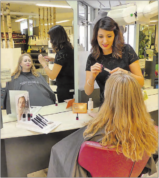 Berufskolleginnen: Janine Bolliger und ihre Chefin Michèle Hennig (sitzend) teilen die Freude an ihrer Arbeit mit Farben, Schere und Kamm. (Bild: moha.)