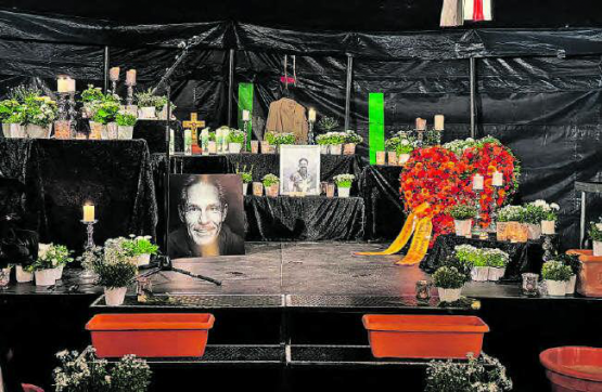 Brennende Kerzen, Blumengestecke und Bilder. Sie erinnerten an der Gedenkfeier an den grossen Hochseilkünstler Freddy Nock. (Bild: Markus Gabriel)