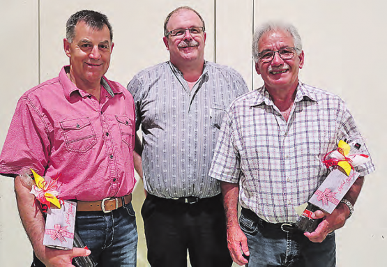 Verabschiedung: Gemeindeammann Herbert Räbmatter, flankiert von den zwei langjährigen Gemeindemitarbeitern, Förster Hans-Ruedi Fischer (links, 50 Jahre) und Hauswart Kurt Bolliger (36 Jahre). (Bild: ran.)