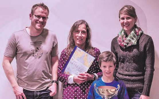 Der Präsident und die Geehrten: Beat Meier mit (v.l.) Judith Pfister-Bieri (Gewinnerin Vereinsmeisterschaft), Gian Klauser (Gewinner Juniorencup) und Miriam Jäggi (Verabschiedung nach 12 Jahren Vorstandsarbeit). (Bild: zVg.)