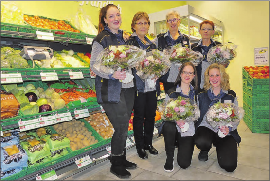 Ein aufgestelltes Volg Team: Vorne kniend (v.li): Corinne Riechsteiner und Sandra Britt. Hinten (v.li) Sandrina Buchser, Sonja Graber, Klara Ruf und Kathrin Steiner. (Bild: moha.)