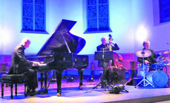 Ein aussergewöhnliches musikalisches Erlebnis: Das Jazztrio Kordes-Tetzlaff-Godejohann präsentierte in der Gontenschwiler Kirche Oscar Petersons Easter Suite. (Bild: eh.)