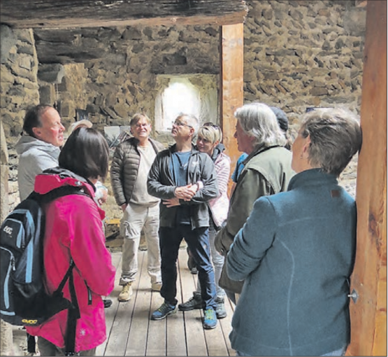 Auf Spurensuche im Oberhalbstein: Mitglieder der Steinzeitwerkstatt Boniswil. (Bild: zVg.)