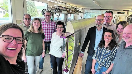 Gewerbebesuch: Der Rickenbacher Gemeinderat mit Geschäftsführer und Gemeindeschreiber zu Besuch bei Roby und Monika Steiner, mit ihrer Praktikantin Esther Negri. (Bilder: zVg.)