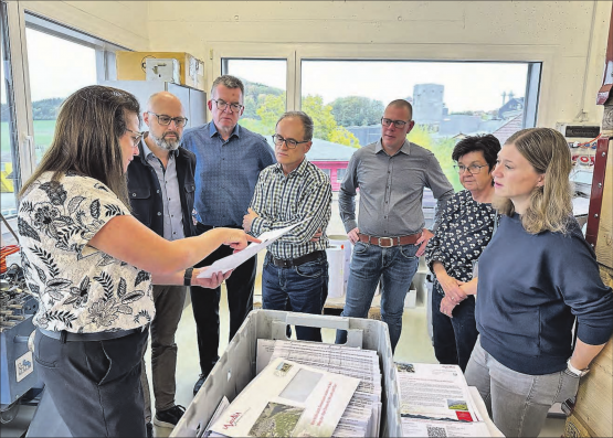 Gewerbebesuch: Der Gemeinderat Rickenbach folgte interessiert den Ausführungen von Claudia Bättig-Frank. (Bilder: zVg.)