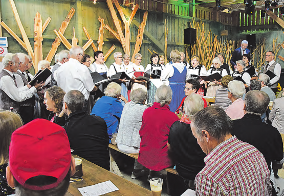 Zum Gottesdienst gingen die Kirchgänger «fremd»: Der sonntägliche Gottesdienst im Rahmen des Müheler Waldfestes wurde durch den Trachtenchor umrahmt. (Bild: st.)