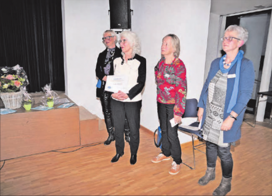 AKF-Präsidentin Pia Viel (l.) mit zwei Ausgezeichneten. Rosmarie Hochuli vom Oberkulmer Verein «Verwenden statt Verschwenden» und Brigitta Hubeli. Ganz rechts Vroni Peterhans, Präsidentin der Frauenpreis Kommission. (Bild: Mirjam Stutz)