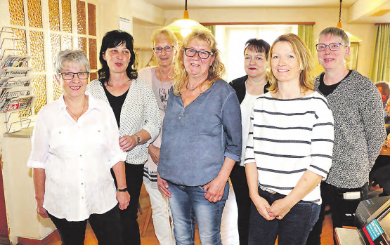 Das «Frauen-Power»Team um Karin Eisenlohr (Mitte) ist bereits voll im Schuss. Schon vor dem offiziellen Eröffnungsakt waren die Türen zum «Schnägg» geöffnet und die Beiz rappelvoll. (Bild: Remo Conoci)