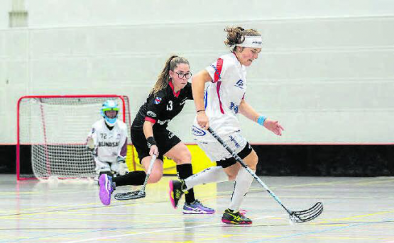 Im Spiel bei Unihockey Nürensdorf Bassersdorf: Die Lok-Reinach-Spielerin Daria Hüsler im weissen Dress enteilt ihrer Gegnerin. (Bild: Sarina Schmid)