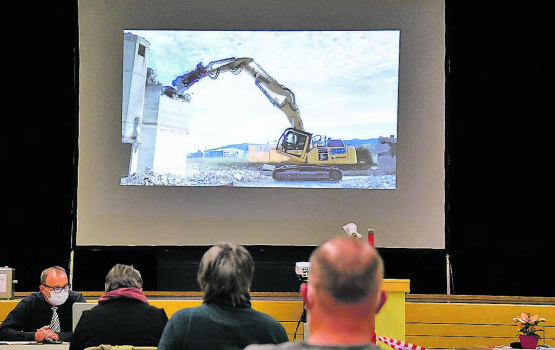 Information per Videoclip: Vizeammann Bruno Ellenberger präsentiert, wie ein Bagger die stillgelegte Ara Gontenschwil-Zetzwil wegknabbert. (Bild: mars.)