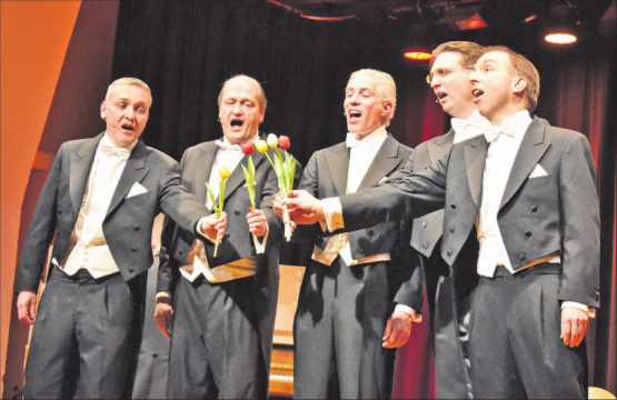 Six in Harmony im Forum Seon: Die galanten Herren im Frack wussten mit ihren geschmeidigen Stimmen, mit viel Charme und Witz zu begeistern. (Bild: hg.)