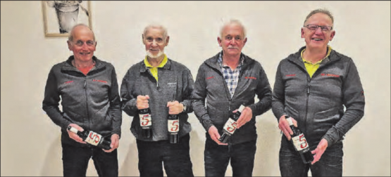 Erhielten eine Flasche Wein als Dank: (v.l.n.r.) Rolf Heeb, Martin von Arx (Jubilar), Andres Heeb und Daniel Geissbühler. (Bild: zVg.)