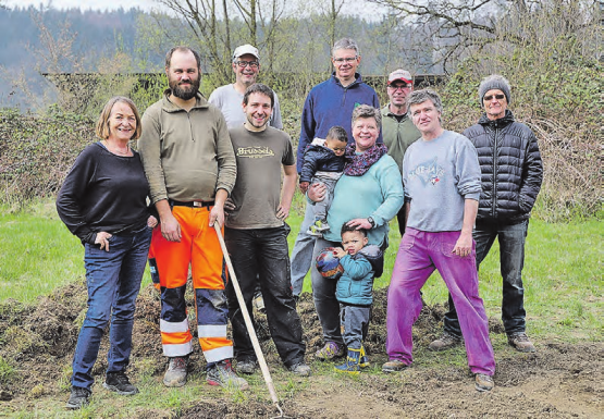 Ernten dürfen alle, bezahlt wird mit Arbeit oder via Kässeli: Eine natürlich politisch durchmischte Gruppe leistete vor einer Woche die ersten Arbeiten auf dem Grundstück im Gebiet Untere Mühle. (Bilder: Remo Conoci)
