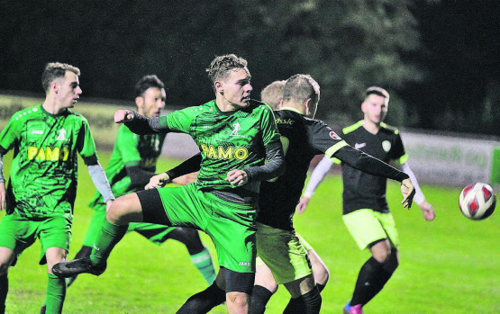 Der FC Gontenschwil spielte in Buchs besser als das Resultat es vermuten lässt. Hier scheitert Dario Di Donato an der Buchser Abwehr – manchmal war aber auch die Torumrandung im Weg. (Bild: Otto Lüscher)