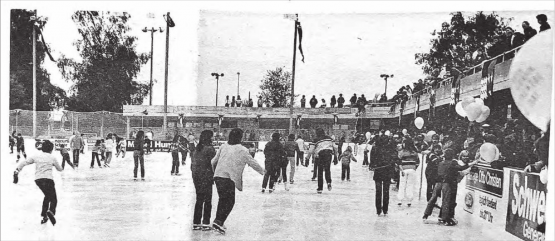 Samstag, 10. Oktober 1981: Eröffnung der Kunsteisbahn Reinach, damals noch als Freiluftanlage. (Bilder: WB-Archiv)
