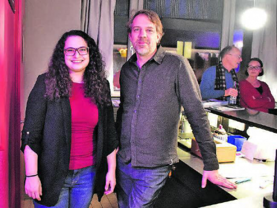 Nadia Wagner und Stefan Jablonski freuten sich über einen vollen Kinosaal anlässlich der Wiedereröffnung des Atelierkinos in Reinach.