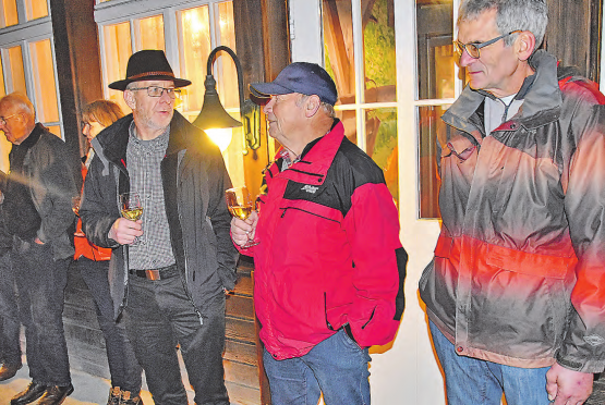 Die Wiliberger genossen den Apéro mit Fondue zur Einweihung der neuen Bergstrasse. (Bilder: aw.)
