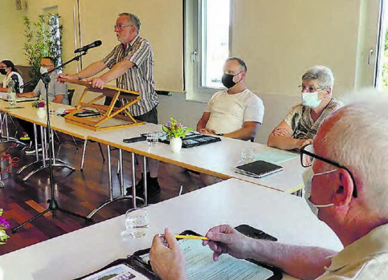 Kirchenpflegepräsident Kurt Hirt konnte zügig durch die verschiedenen Traktanden der Kirchgemeindeversammlung der ref. Kirchgemeinde Gontenschwil-Zetzwil führen. (Bild: zVg.)