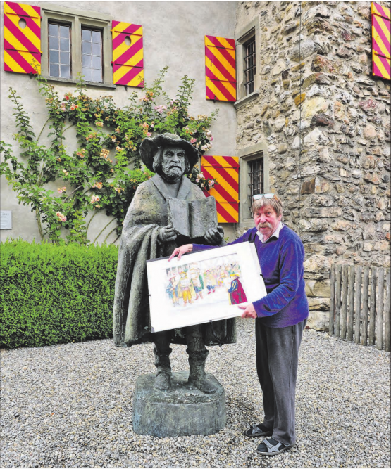«Gott grüss die Kunst»: Grafiker und Illustrator Ludwig Suter erweist Helias Helye die Reverenz. Seine Statue ist vor dem Schloss Beromünster aufgestellt und weist darauf hin, dass Möischter die Wiege der Schweizer Buchdruckerkunst war. (Bilder: msu.)