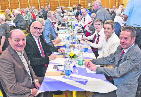 Besucher an der Generalversammlung: AFV-Präsident Luigi Ponte, mit den Vertretern anderer Sektionen (v.l.) Hansruedi Jakober, Brigitta Wipf, Monika Zihlmann, Daniela Schild, und Rolf Stadler. (Bild: aw.)