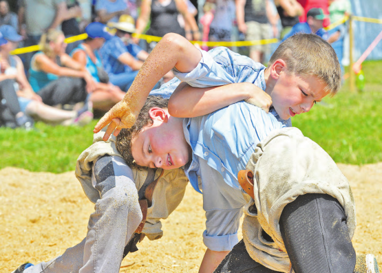 Leroy Fäs (hellere Hosen) lieferte dem Aarauer Ruben Rösch auf dem Engelberg einen packenden Zweikampf, den der Dürrenäscher trotz Vorteilen schliesslich verlor. (Bild: wr.)