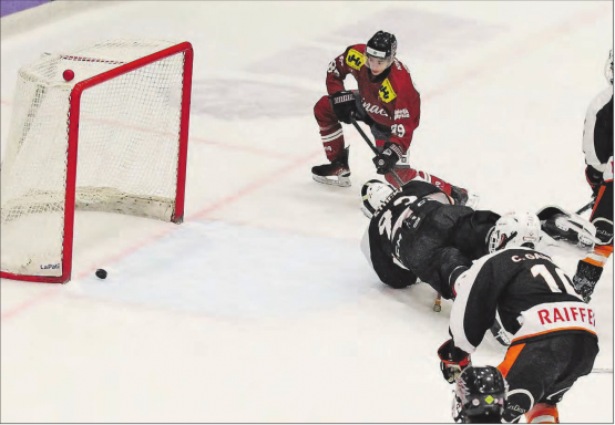 Shayan Lascandri trifft präzise zum 2:0 gegen Torhüter Brian Stucki. (Bild: Otto Lüscher)