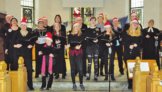 Zum Potpourri als Samichläuse maskiert: Der Ad-hoc-Chor bereicherte unter der Leitung von Carol Simon den Kleeblatt-Gottesdienst zum 1. Advent. (Bilder: st.)