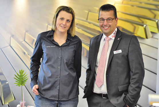 Die etwas andere Kombination: Sandra Gurtner eröffnete an der Hauptstrasse in Menziken ihr Treuhandbüro, daneben präsentiert Heinz Grossenbacher einen Piano-Showroom. (Bild: hg.)