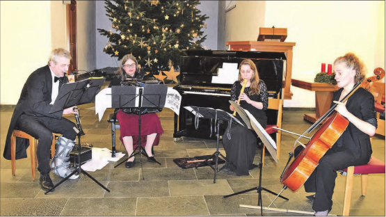 Weltliche Klänge unter dem Weihnachtsbaum: Das Ensemble «La Jalousie» mit Sven Bachmann, Sabine Bachmann-Frey, Susanne Geist und Martina Brodbeck (v.l.). (Bild: Frieda Steffen)