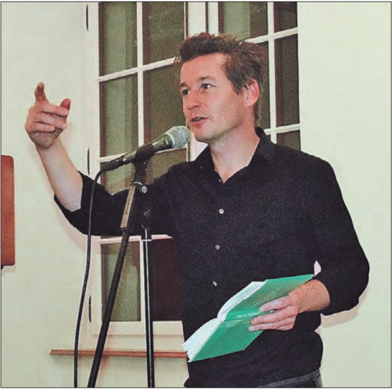 Arno Camenisch im von May-Saal in Schöftland: Spannend, unterhaltend, aussergewöhnlich und viel zu kurz. (Bild: st.)