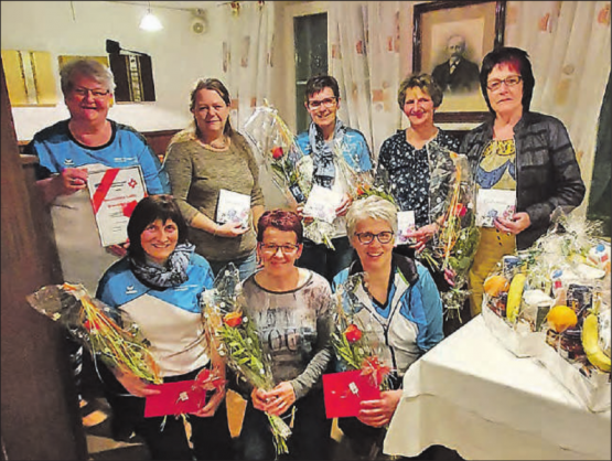 Es konnten zahlreiche Ehrungen durchgeführt werden. Bernadette Lüthi (hinten ganz links) wurde zum Ehrenmitglied ernannt. (Bild: zVg.)