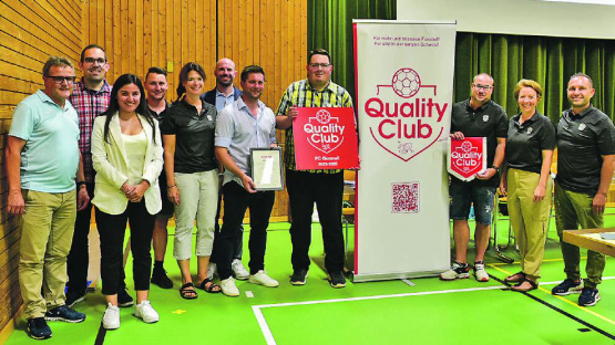 Der FC Gunzwil durfte das Quality-Club-Zertifikat entgegennehmen: (v.l.n.r.) Peter Lüönd (Präsident Seniorenkommission IFV), Jonas Müller (Kassier), Romana Bozana (Mitarbeiterin SFV Quality Club), Philipp Furrer (Juniorenobmann) Ariane Schlapfer (PR), Matthias Krummen (Projektleiter SFV Quality Club), Samuel Stocker (Präsident FC Gunzwil), Marc Müller (PR), Reto Wüest (Spielkommission), Mirjam Meyer (Verantwortliche Frauen/Juniorinnen), Geri Prudente (Sportchef FC Gunzwil). (Bild: zVg.)