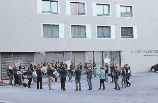 Die Guggenmusik Auckland aus Neuseeland spielte zum Begrüssungsapéro vor der Gemeindeverwaltung. (Bild: zVg.)