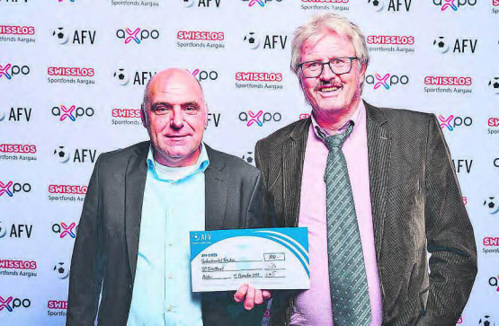 SCS-Funktionär des Jahres Urs «Cecce» Morgenthaler und Vereinspräsident Heinz Wölfli: Der SC Schöftland nahm an der AFV-Gala eine Anerkennung für seine vorbildliche Vereinsarbeit entgegen. (Bild: zVg.)