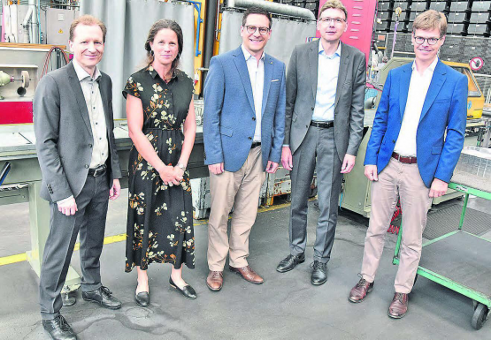 Eine Delegation aus Aarau stattete der Metall Service Menziken AG einen Besuch ab: Markus Rudin, Verena Rohrer, Reto Caprez, Regierungsrat Dieter Egli und Daniel Lang (v. l.) (Bilder aw.)