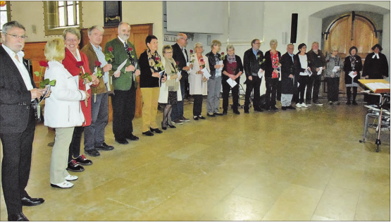 Sie fanden kaum Platz im Chor der Kirche: Die Konfirmanden des Jahrgangs 1969 erschienen in erfreulich grosser Anzahl – und sie kamen aus der ganzen Welt angereist. (Bilder: st.)