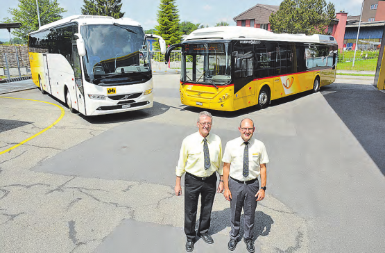 Adolf Hüsler, der Inhaber der SB Trans GmbH (links), und der Leiter der Garage Sempach Station, Patrick Häberli, präsentieren stolz die beiden brandneuen Fahrzeuge – den Car mit Theaterbestuhlung (links) und den zweiten Hybrid-Linienbus. (Bild Daniel Zumbühl)