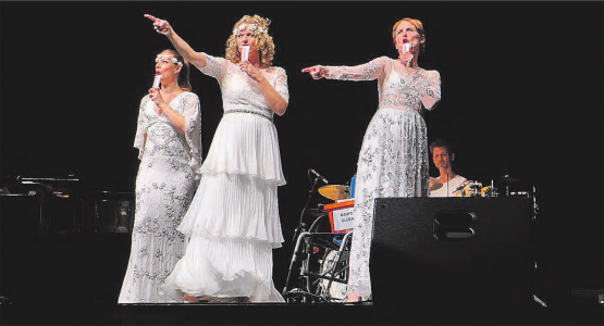 Exfreundinnen auf der Bühne: Zum wiederholten Besuch im Saalbau wurde nicht nur mit Sekt, sondern auch mit Zahnpasta-Tuben gefeiert. (Bild: lo.)