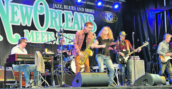 Gut gelaunt und voll motiviert: Sandra Rippstein auf der Bühne in Zofingen. Ganz links Christoph Heule am Klavier. (Bilder: st.)