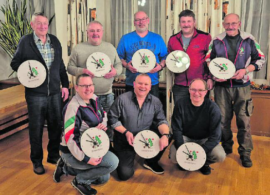 Die Ehrenmitglieder des Schützenvereins Gontenschwil: (hinten v.l.n.r.) Bernhard Hess, Cor-Jan van Gorsel, Jakob Habermacher, Thomas Huber, Peter Holliger, (vorne v.l.n.r) Monika Holliger, Marc Hess, Matthias Lüscher. (Bild: zVg.)