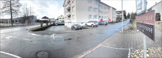 Das Potential der Heizung in der Mehrzweckhalle Hirschmatt (ganz links)wird ausgeschöpft: Nach dem Ersatz der alten Holzfeuerung durch eine neue Anlage wird der «Wärmeverbund Hirschthal» bis zu den Liegenschaften an der Zelgliackerstrasse erweitert. (Bild: rc.)